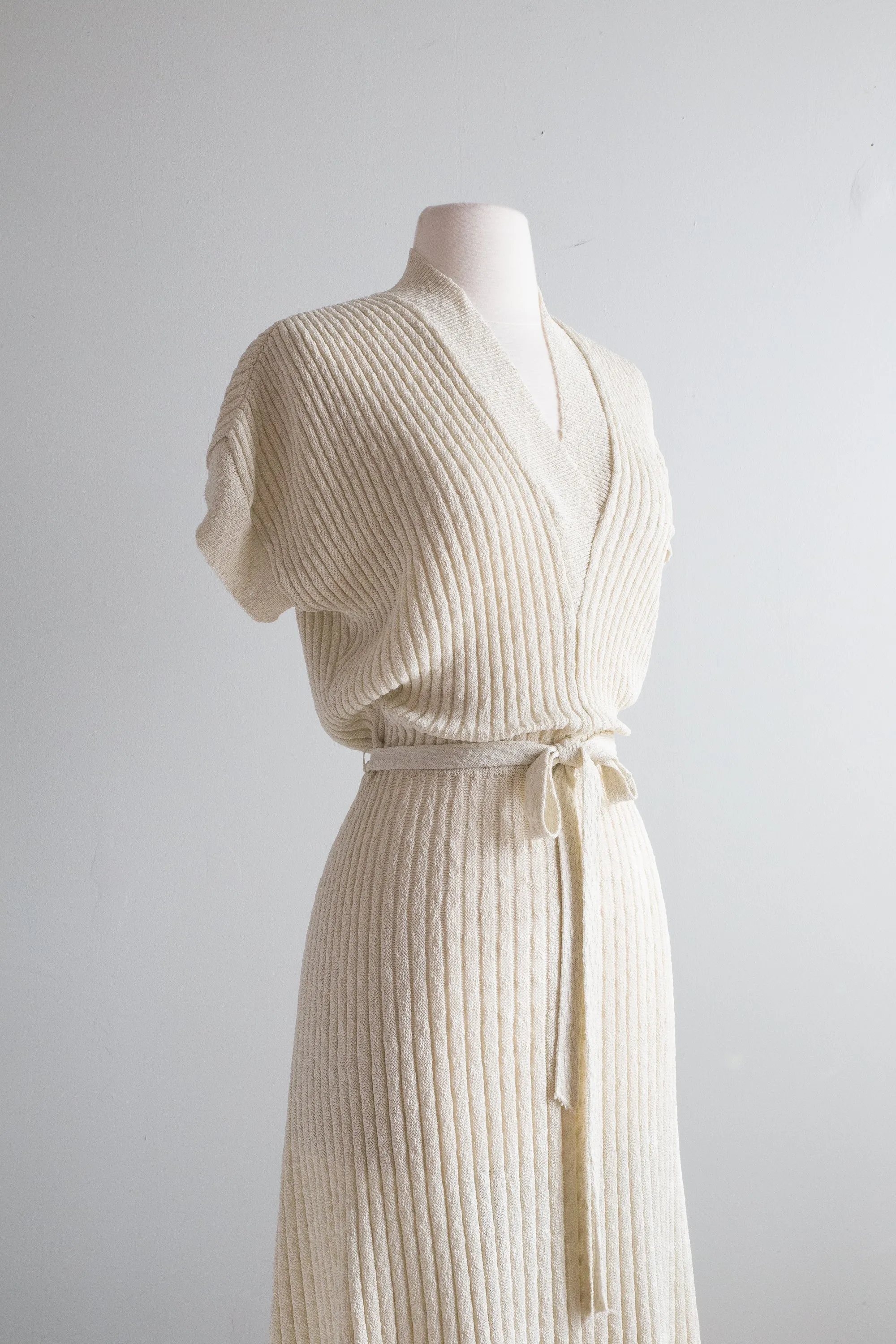 Chic 1940's Ribbed Knit Day Dress in Ecru / ML