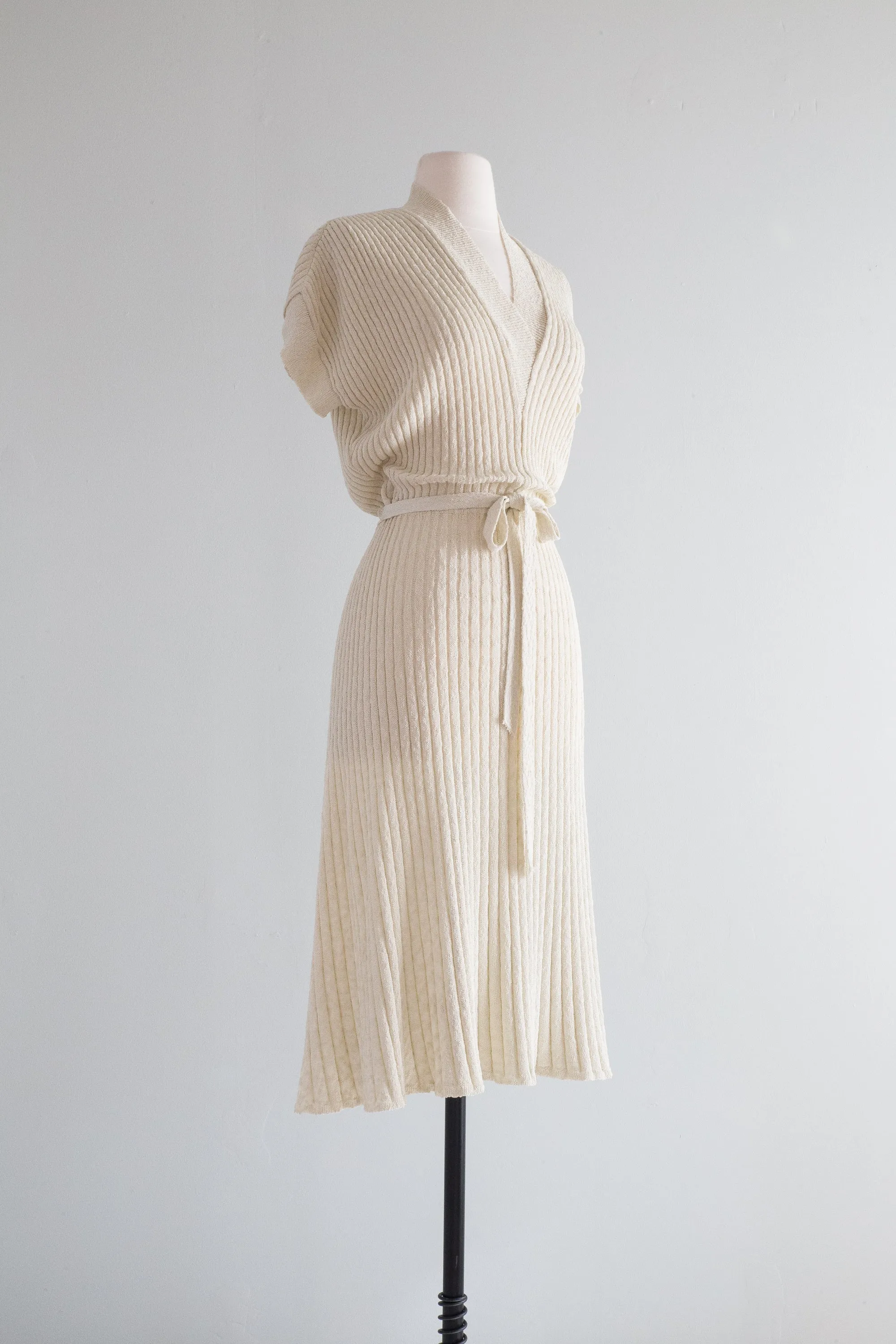 Chic 1940's Ribbed Knit Day Dress in Ecru / ML